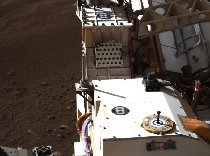 화성에 착륙한 퍼시비어런스의 옆 모습을 카메라로 촬영했다. NASA 제공