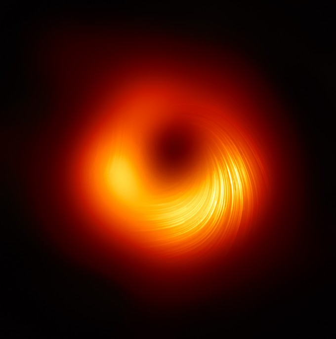 천문학자들이 지구에서 5500만광년 떨어진 M87 은하 중심에 있는 초대질량블랙홀의 편광을 처음으로 관측하고 영상을 공개했다. 이 영상은 M87 은하 중심 블랙홀 가장자리 영역이 어떻게 편광돼 있는지 보여준다. 편광은 빛이 모든 방향으로 진행되는 게 아니라 한쪽으로만 진행되는 현상으로 블랙홀 가장자리의 강력한 자기장이 영향을 주는 것으로 분석됐다. 이를 통해 에너지를 양쪽 방향으로 강력하게 뿜어내는 ′제트′를 만들어낸다. 아래쪽 나선형의 밝은 선들은 블랙홀 주변의 자기장과 연관된 편광의 방향을 직접 보여주고 있다. 한국천문연구원 제공.